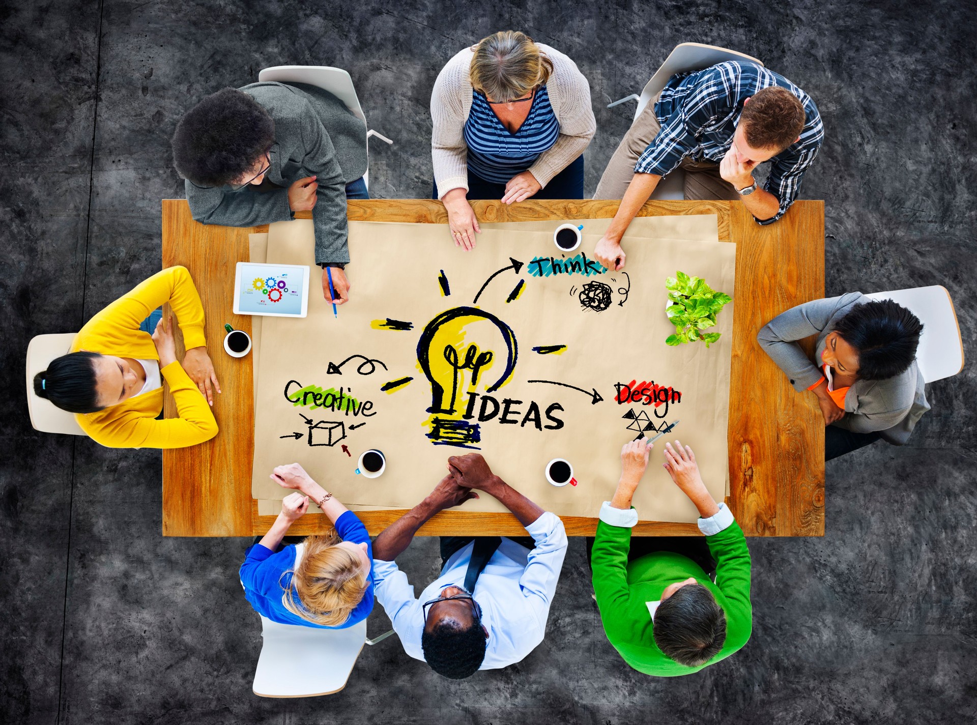Grupo multiétnico de gente de Ideas